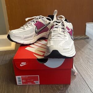 💟NEW Nike Youth/Women’s White and Purple Vomero 5